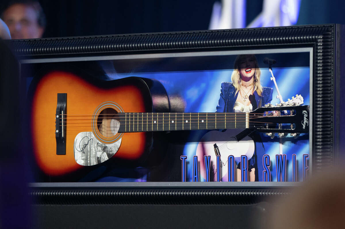 Una guitarra Taylor Swift firmada se subasta por 50.000 dólares.