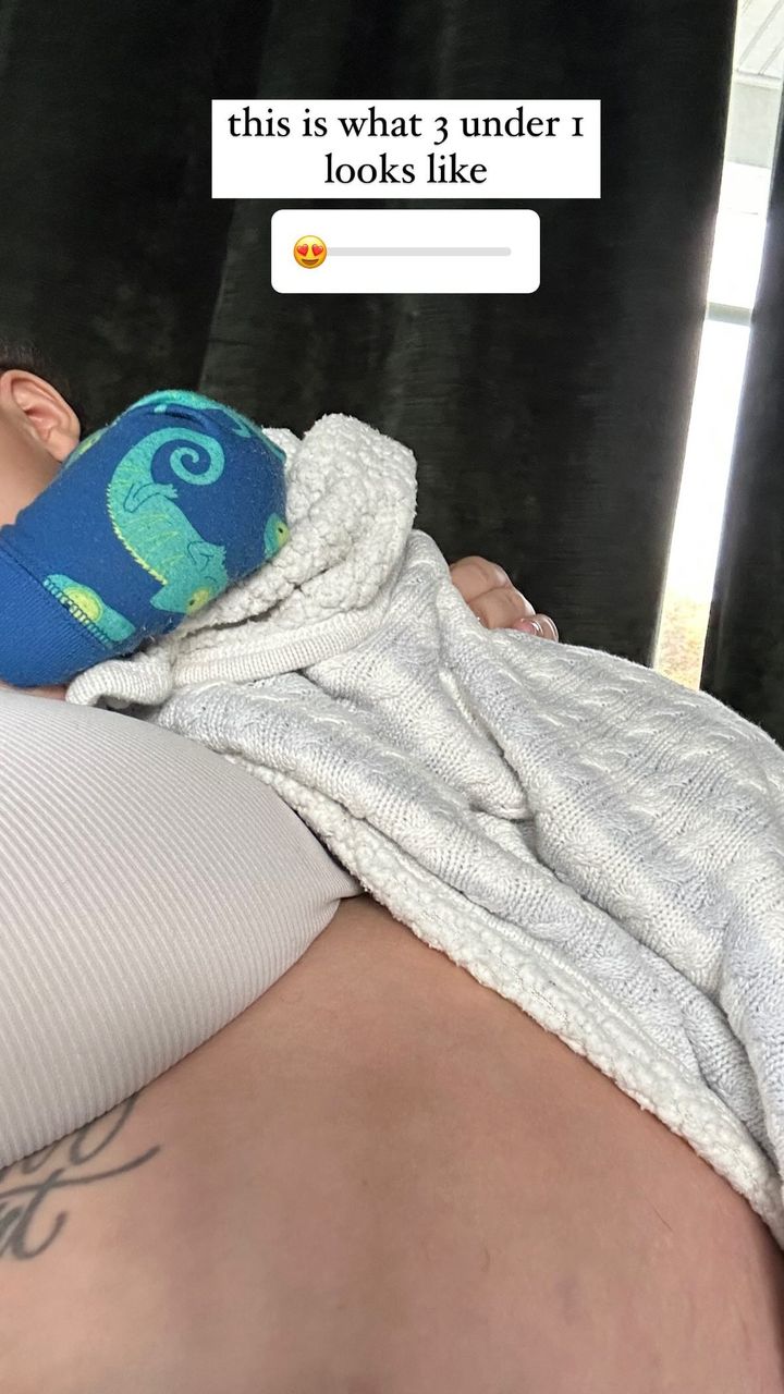 También compartió otra imagen de su barriga de embarazada mientras sostiene a su hijo Rio.