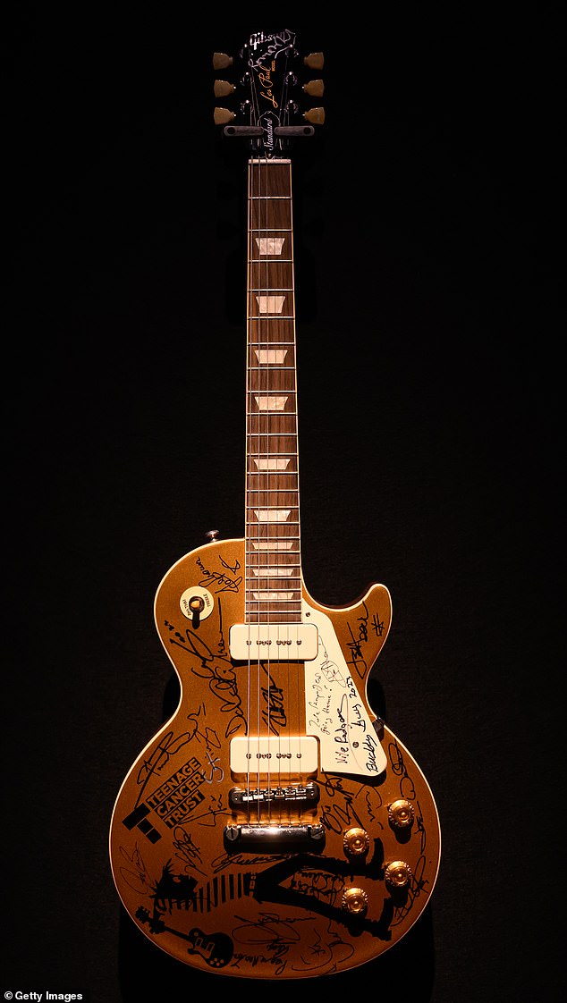 Teenage Cancer Trust también se beneficiará de la buena voluntad de Mark, ya que ha donado a la organización benéfica £ 403 200, financiadas por una guitarra Gibson Les Paul con tapa dorada de 2021.