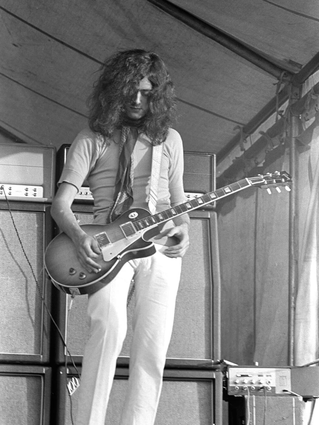 Jimmy Page actúa en el Bath Festival en 1969, fotografía de Chris Walter/WireImage vía Getty Images