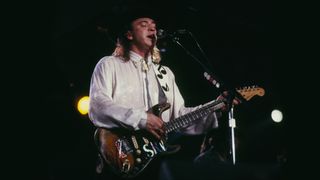 El músico, guitarrista y cantante estadounidense Stevie Ray Vaughan (1954-1990) actúa en el escenario tocando su guitarra Fender Stratocaster (Número uno) durante un concierto en el Riverboat SS President en el New Orleans Jazz & Heritage Festival en Nueva Orleans, Luisiana, en abril. 22, 1988
